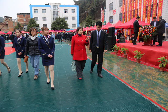 开幕式后,刘贵阳市就业与职业技能开发中心刘小琴主任等一行领导参观参与人才供需洽谈会的用人单位