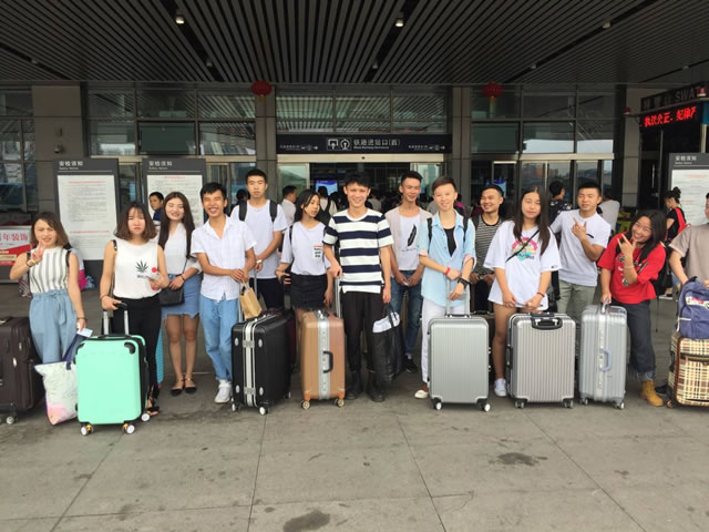 ͬѧ�ǳ���ǰ�ڹ�������վ��Ӱ